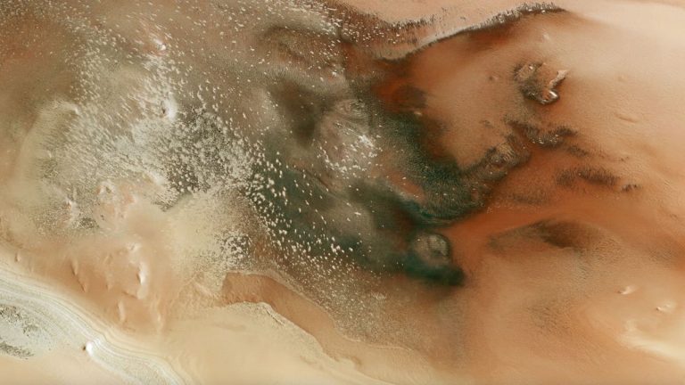 Mars orbiters spy ‘cryptic terrain’ near planet’s icy south pole (photos)_670d253e6200d.jpeg