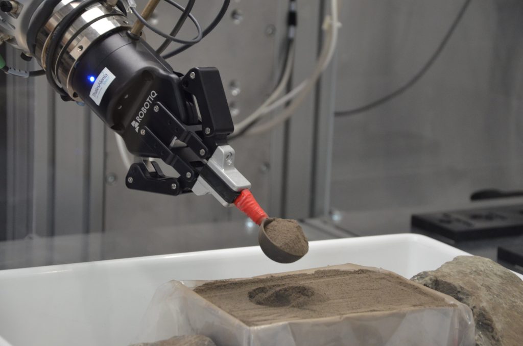 Researchers simulate moon dust collection with teleoperated robots_67114eb69e8a2.jpeg