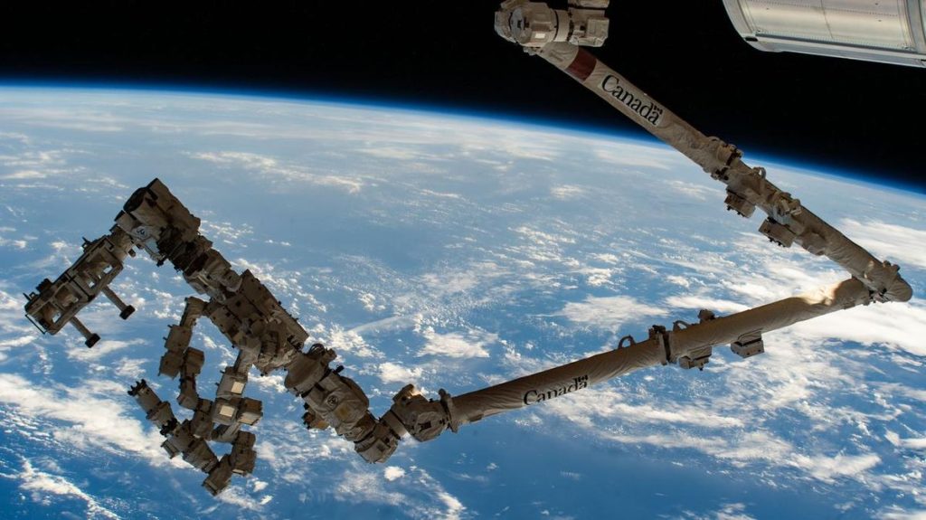 Astronaut catches Dextre space robot ‘busting a move’ outside ISS — for science (video)_674777e489f39.jpeg