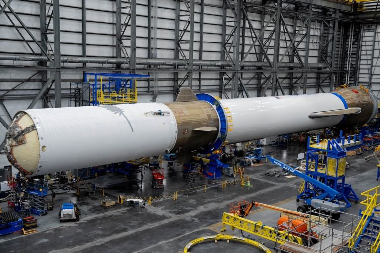 Bezos’ Big Rocket Finally Assembled After Years of Delays_6736a3243e252.jpeg