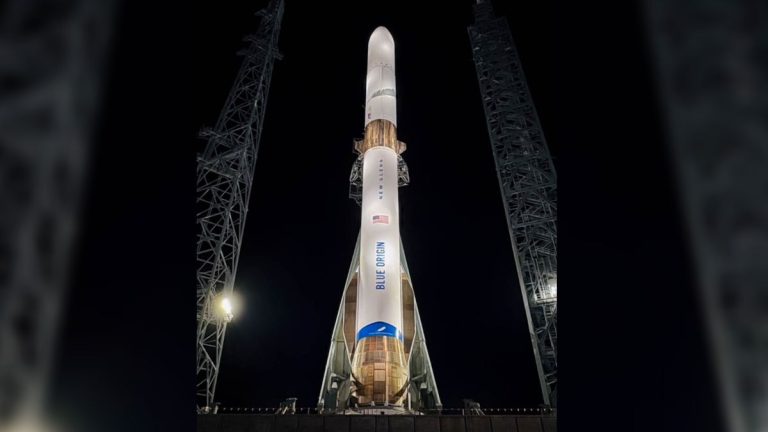 Blue Origin’s powerful New Glenn rocket rises on the pad ahead of 1st launch (photo)_674134c59ef77.jpeg