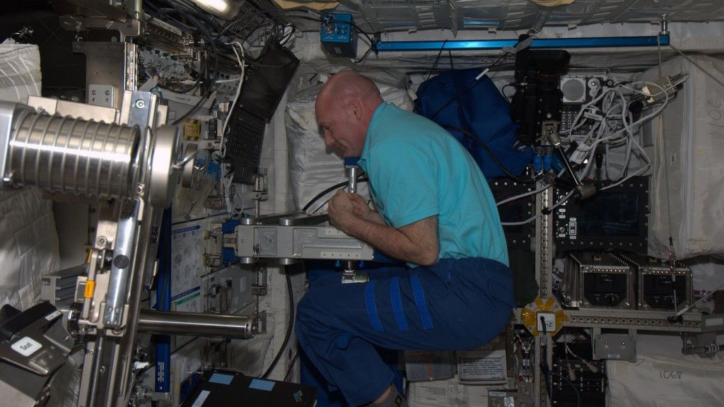 How do astronauts weigh themselves in space?_6744d4f54d247.jpeg