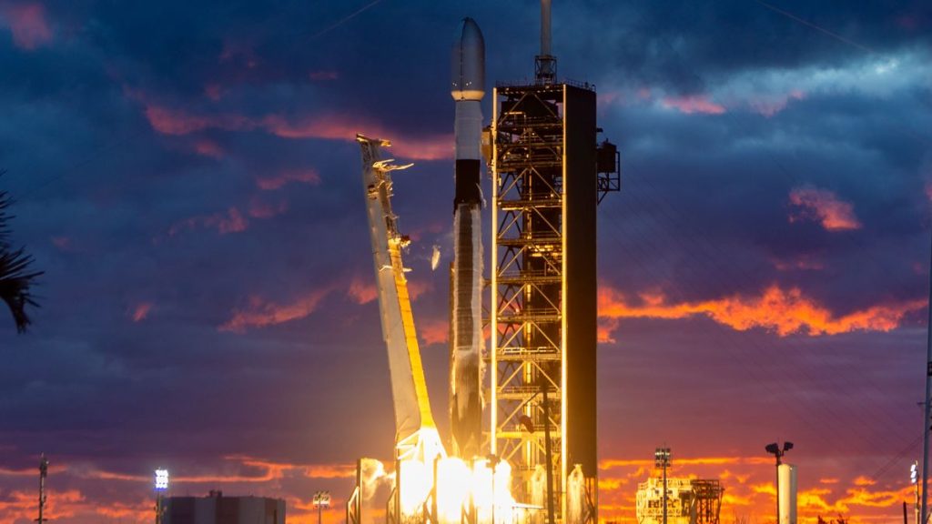 SpaceX launches telecom satellite from Florida in gorgeous sunset liftoff (video, photos)_673b4617ee39b.jpeg