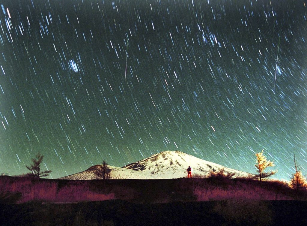 The Leonid meteor shower peaks as the supermoon wanes_67377660571fa.jpeg