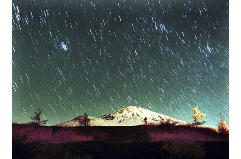 The Leonid meteor shower peaks as the supermoon wanes