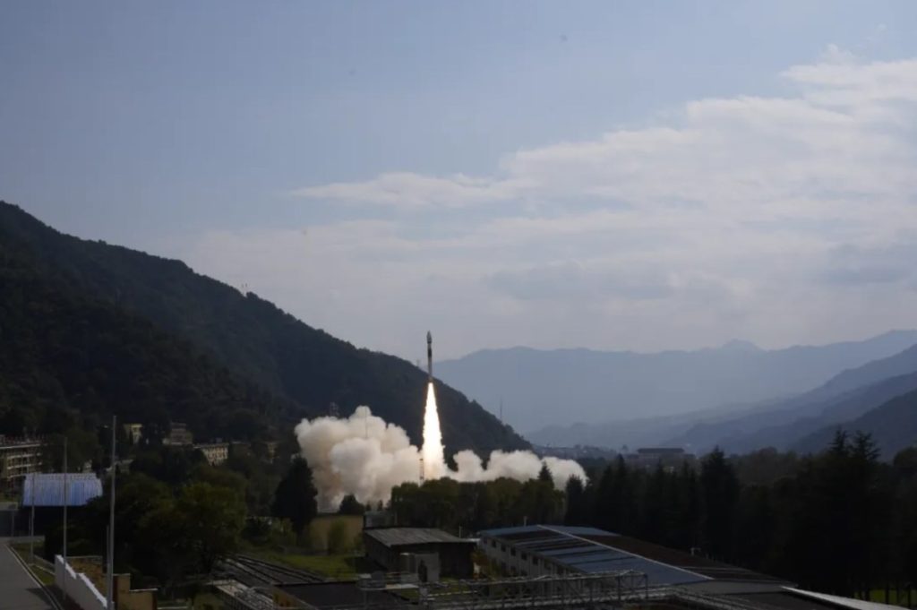 China debuts modified solid rocket with remote sensing satellite launch_6751fecc8c757.jpeg