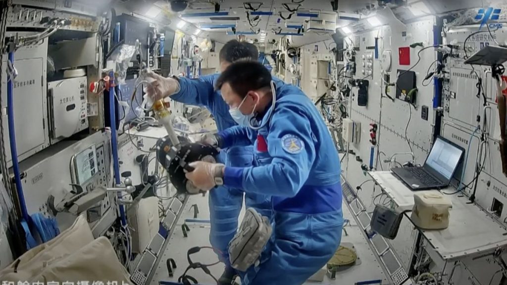 Fruit flies in space! Chinese astronauts show off experiment on Tiangong space station (video)_674e0f70ccad7.jpeg